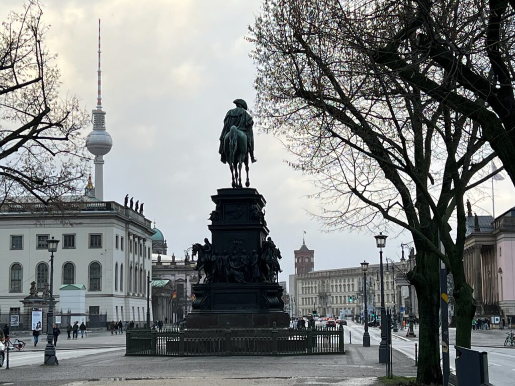 Reiterstandbild von Friedrich dem Großen in der Straße Unter den Linden in Berlin-Mitte.