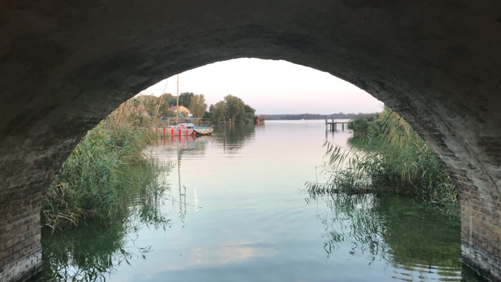 Blick durch die Inselbrücke auf die Föhse in Werder