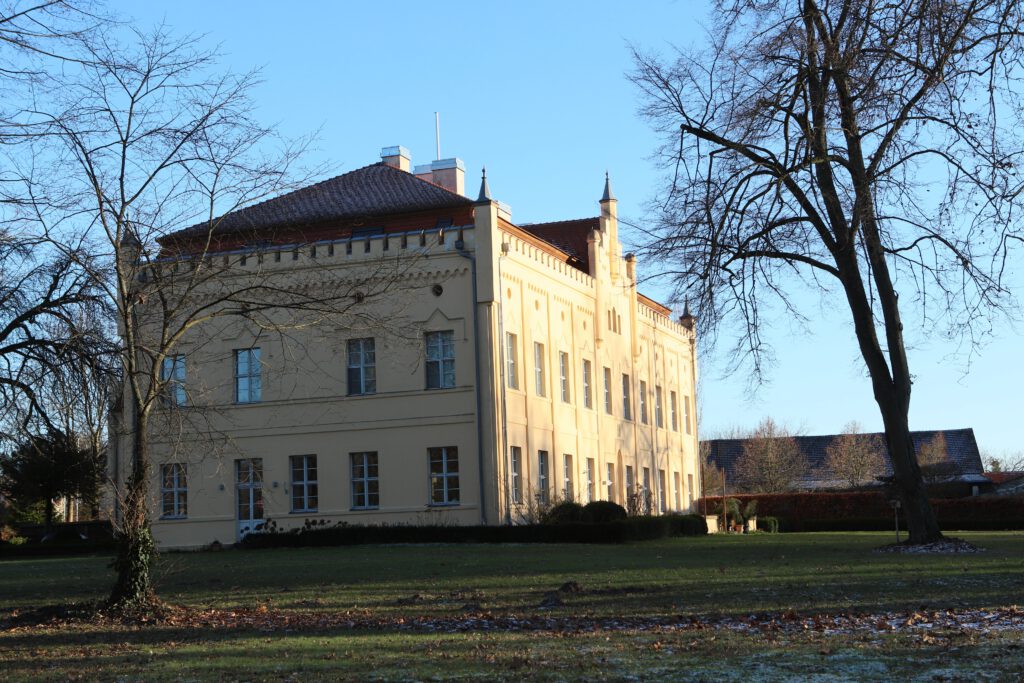 Blick vom Garten auf das Gutshaus in Nennhausen