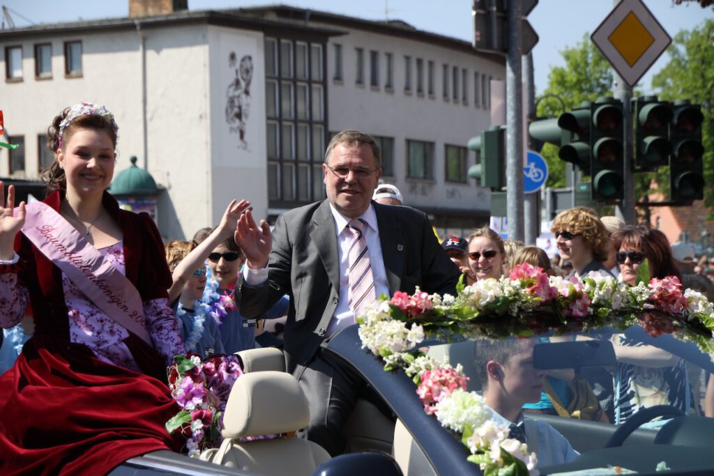 Baumblütenkönigin Maria Lemke mit dem damaligen Bürgermeister von Werder (Havel), Werner Große, beim Festumzug zur Eröffnung des Baumblütenfestes im Jahre 2009
