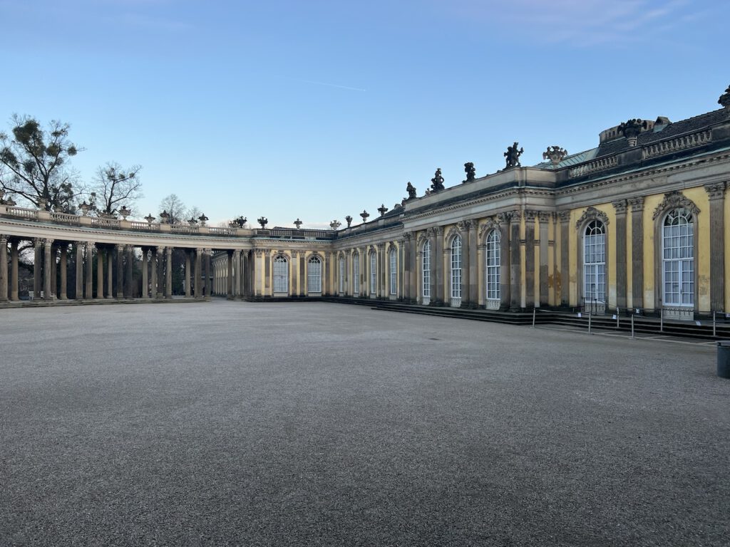 Hofansicht von Schloss Sanssouci