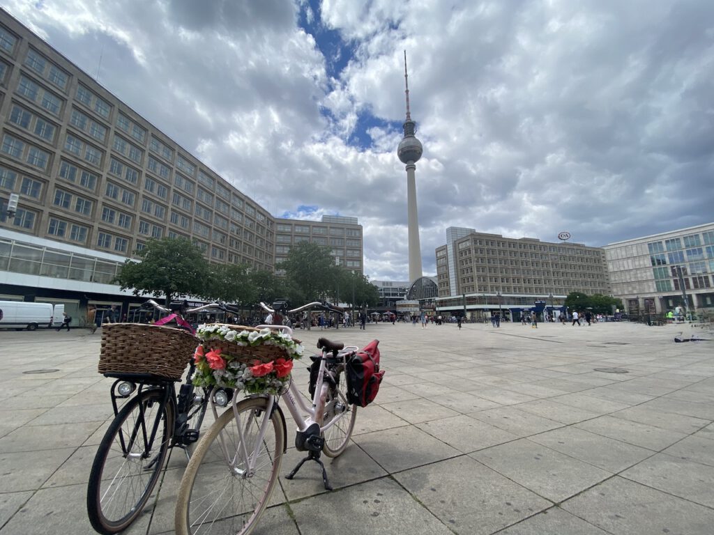 Berlin Alexanderplatz: Er ist gut mit dem Fahrrad erreichbar.
