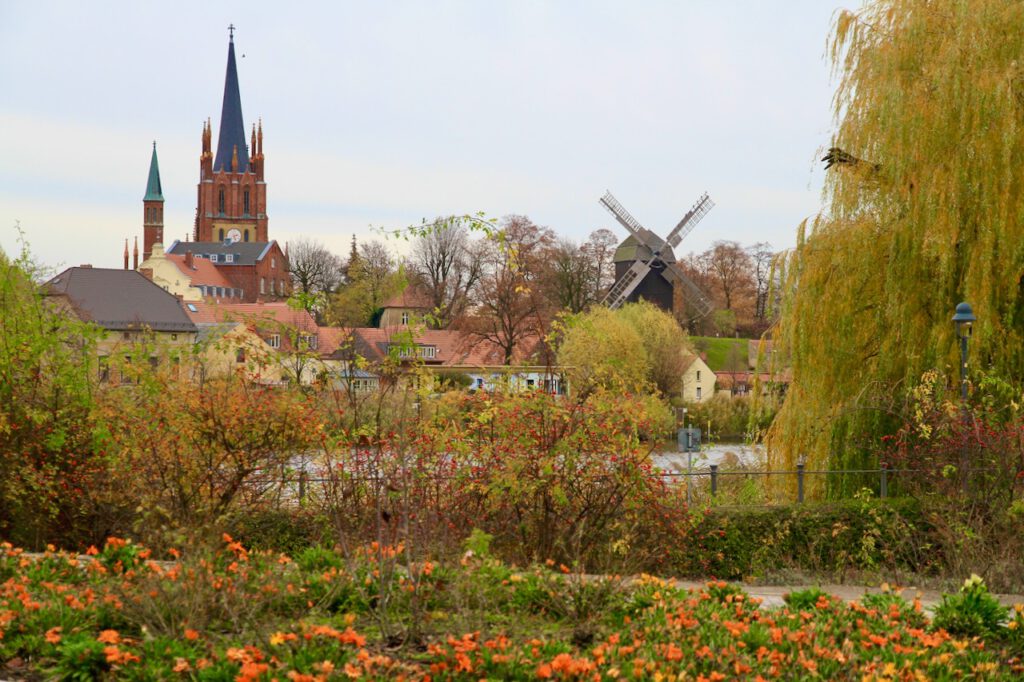 Blick auf die Kirche und die historische Mühle in Werder (Havel)