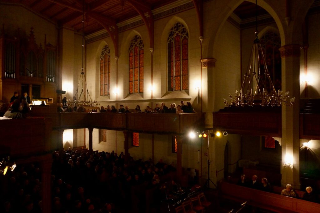 Gottesdienst am Heiligen Abend in der Heilig Geist Kirche in Werder (Havel). Blick vom Seitenrang auf das Kirchenschiff.