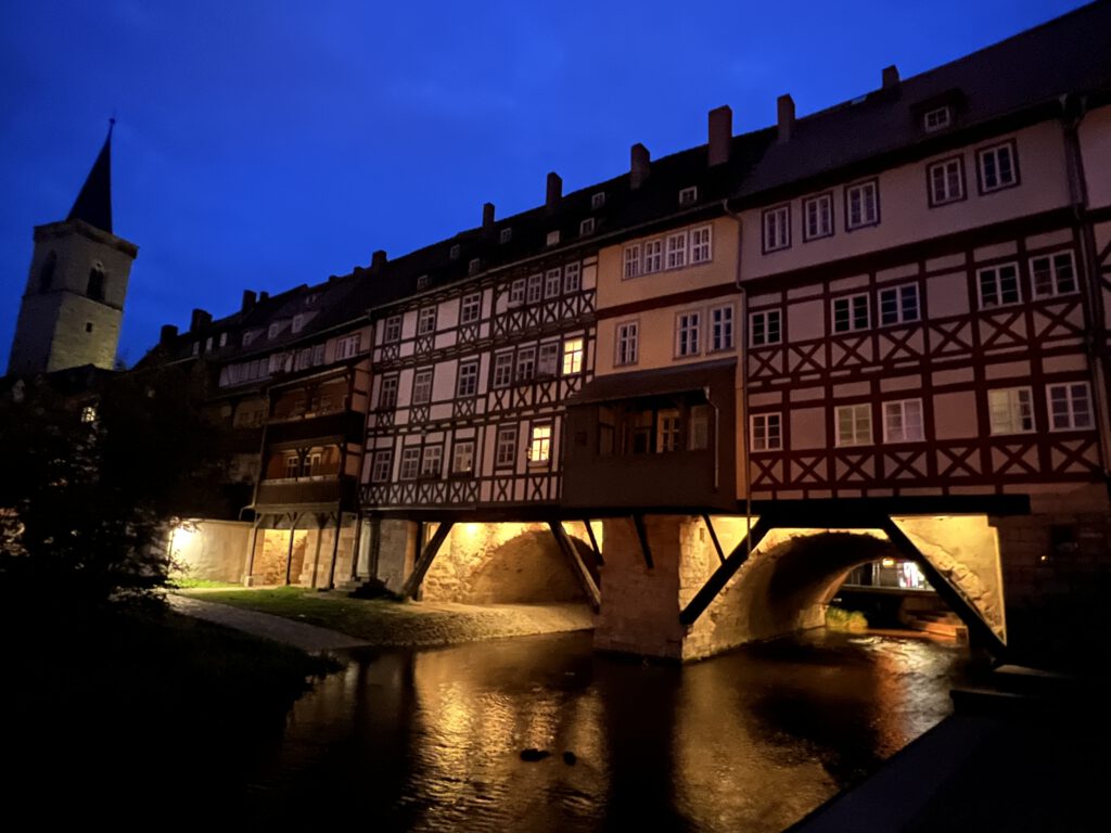 Die Häuser auf der Krämerbrücke in Erfurt am späten Abend