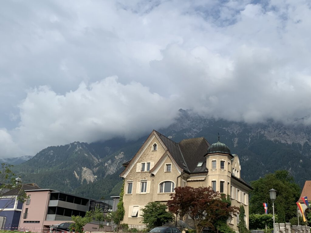 Wolkenwand über den Bergen im Fürstentum Liechtenstein