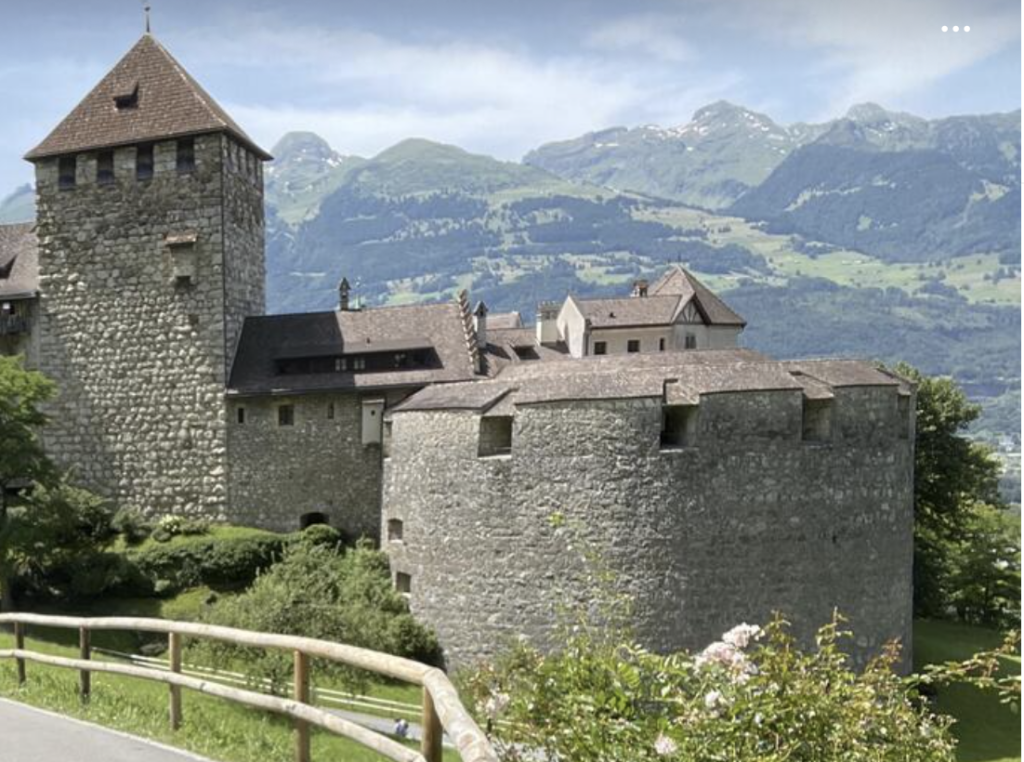 Schloss Vaduz im Fürstentum Liechtenstein mit dem Bergfried