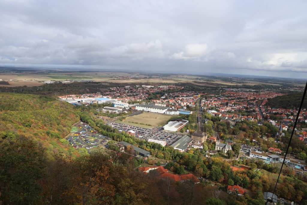 Blick von der Seilbahn auf Thale im Harz