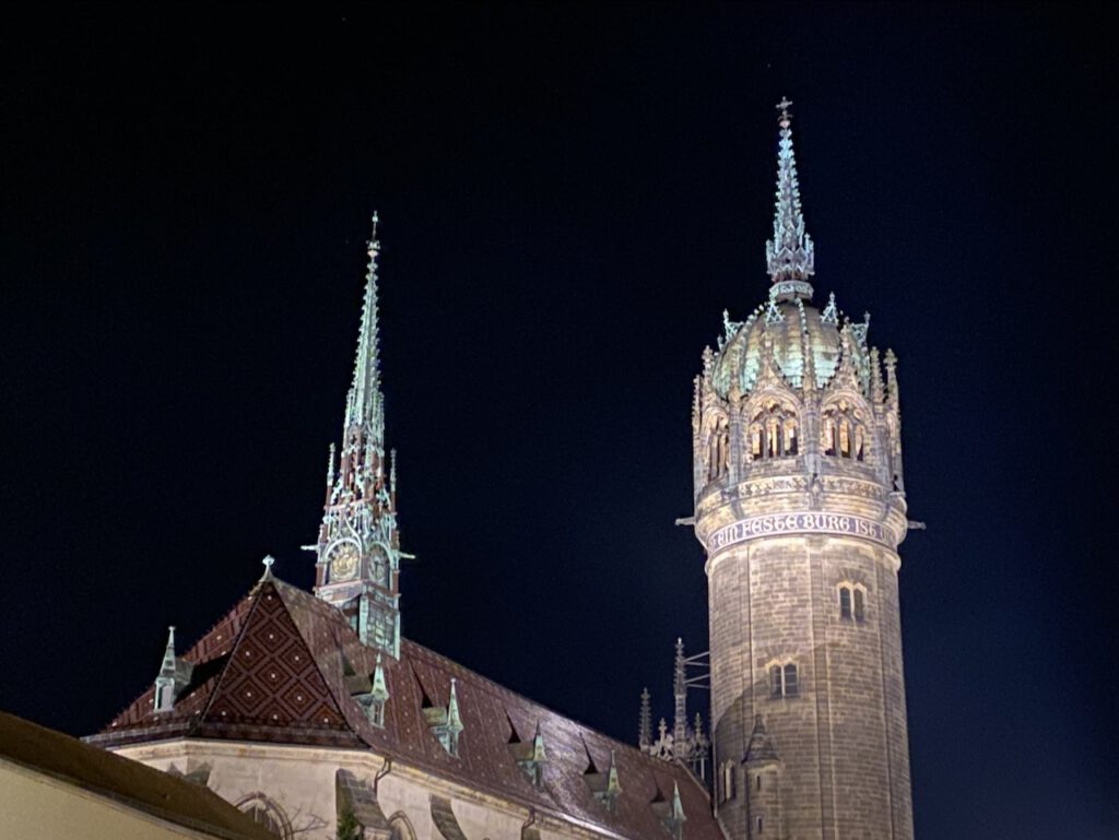 Schlosskirche in der Lutherstadt Wittenberg am Abend