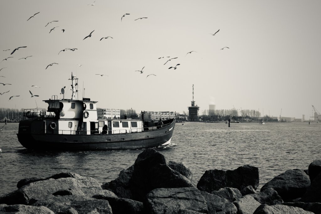 Fischerboot im Hafen von Warnemünde