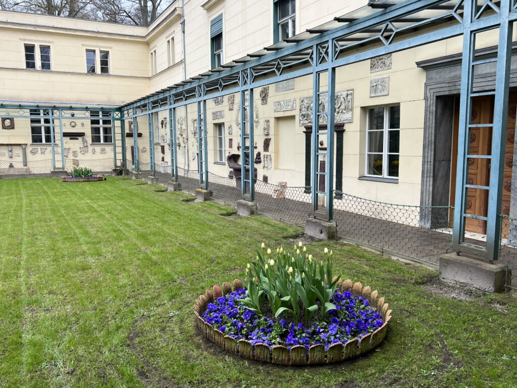 Laubengang von Schloss Glienicke in Berlin-Wannsee