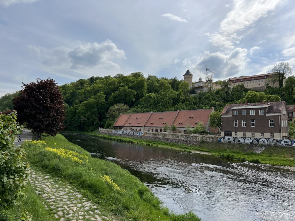 Die weiße Elster fließt durch Gera. Rechts oben der Bergfried von Schloss Osterstein