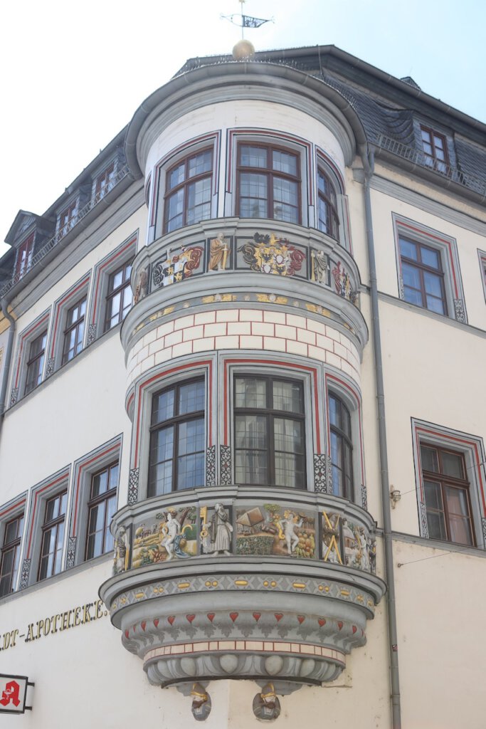 Verzierter Erker der historischen Stadtapotheke in Gera auf dem Marktplatz