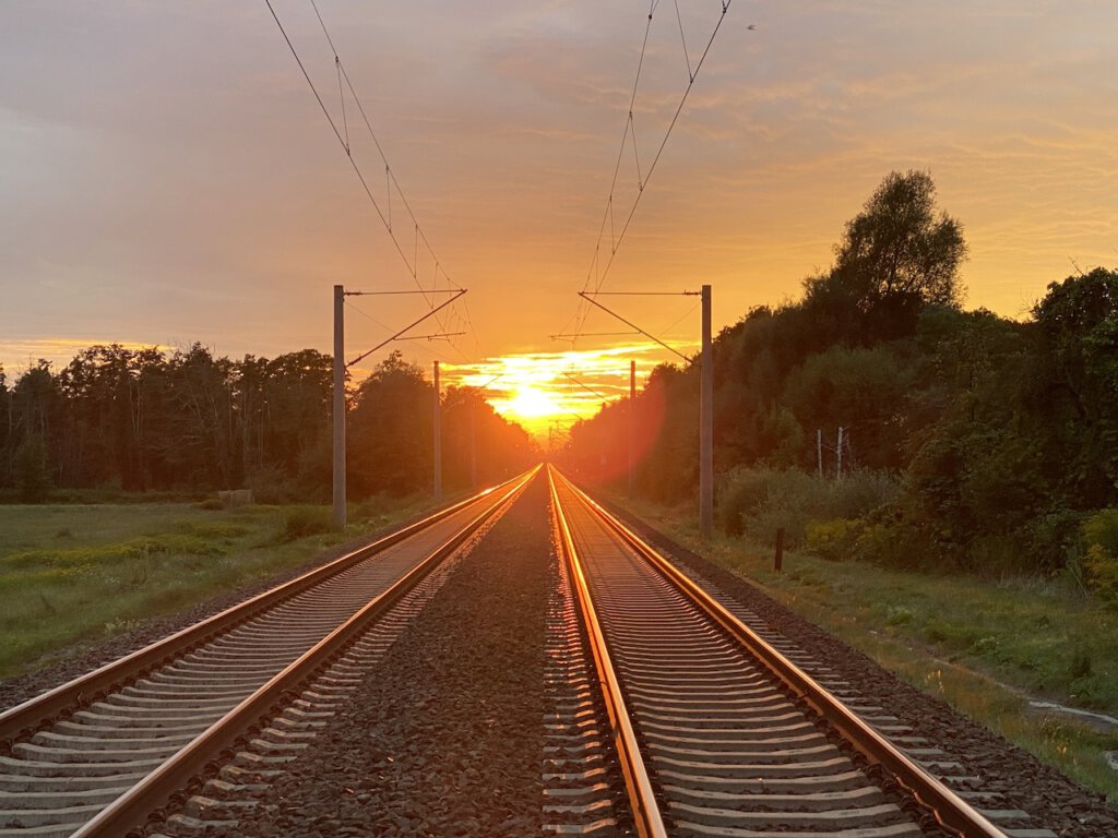 Bahnstrecke zwischen Werder Brandenburg in der Abendsonne