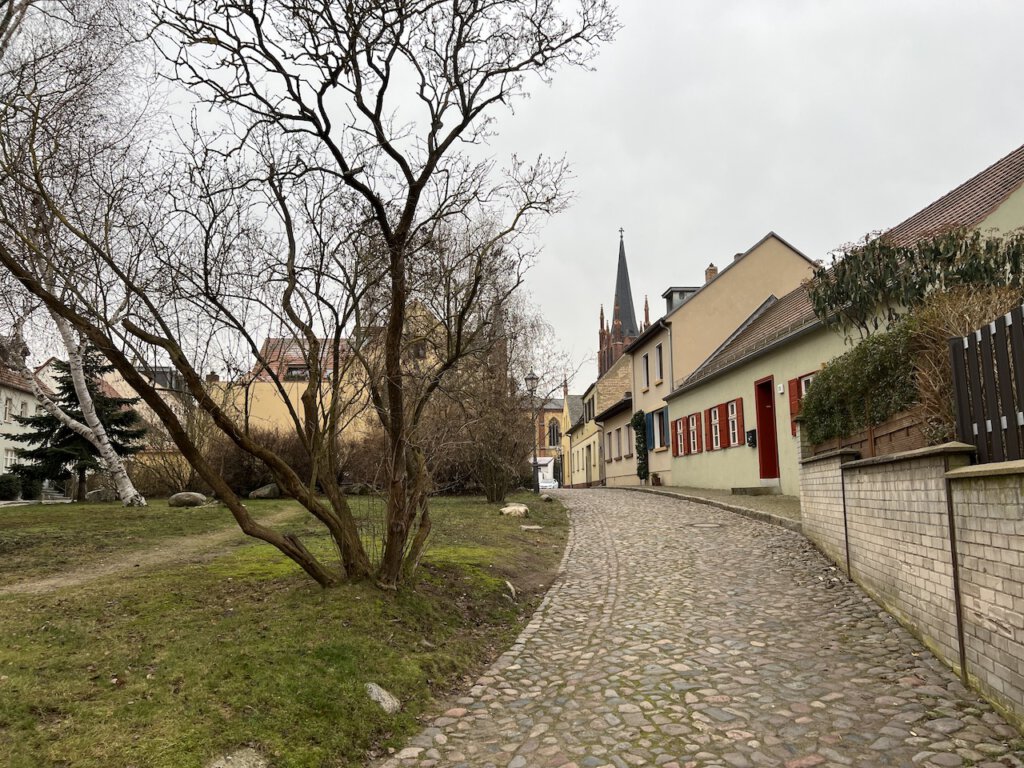 Die Bergstraße auf der Inselstadt in Werder (Havel) führt zur Kirche