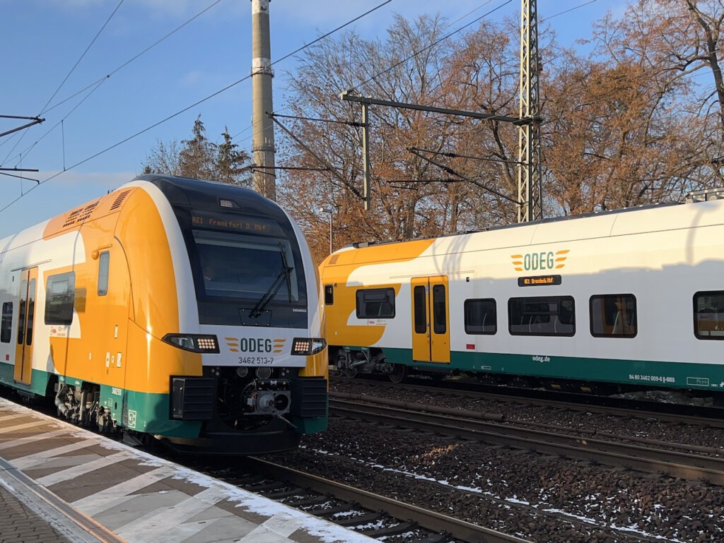 Züge der ODEG am Bahnhof von Werder (Havel)