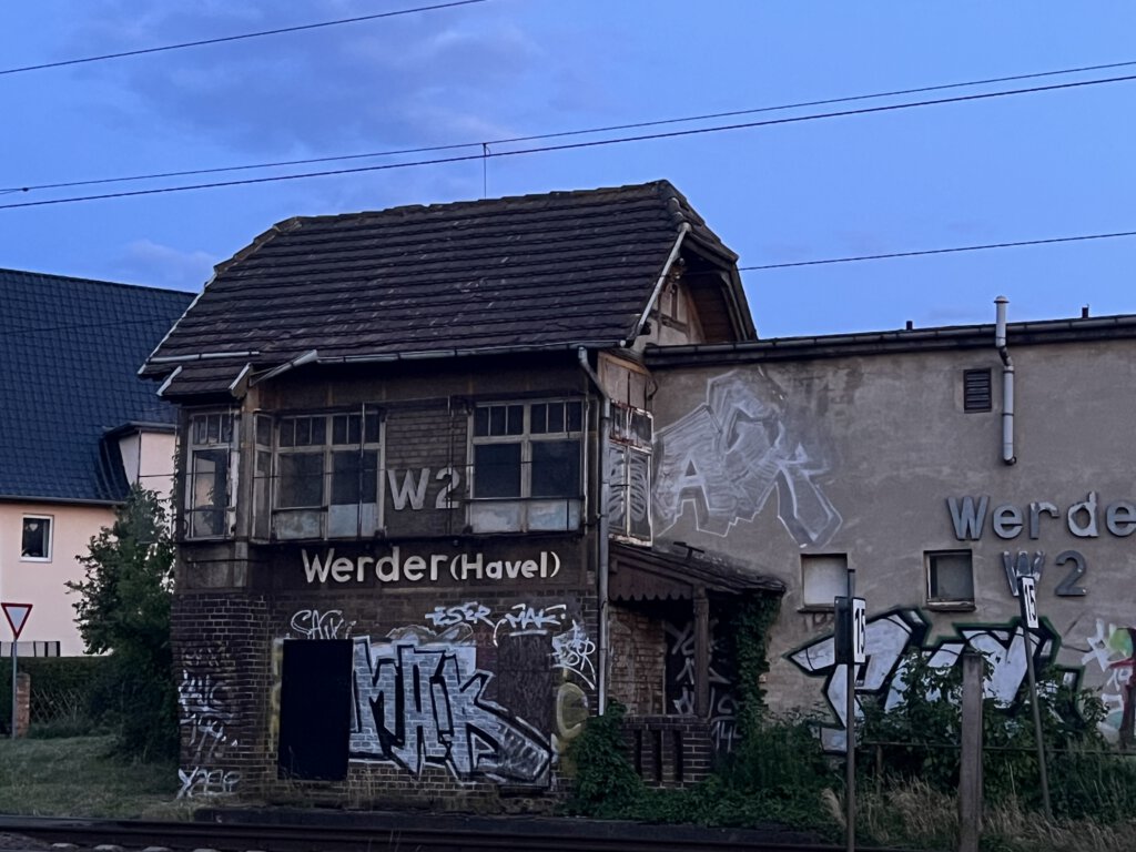 Verfallenes Wärterhaus am Bahnübergang in Werder (Havel)