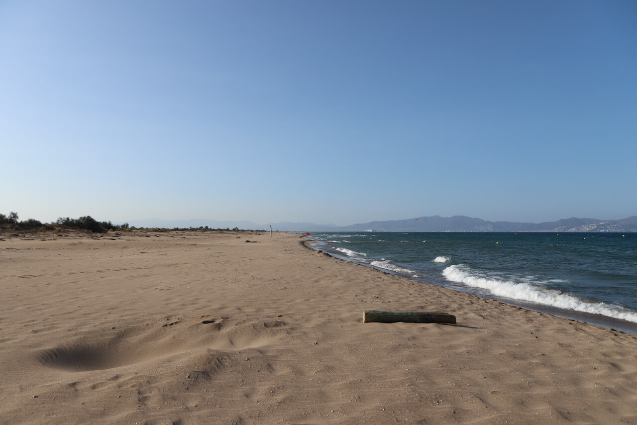 Strand an der Bucht von Roses