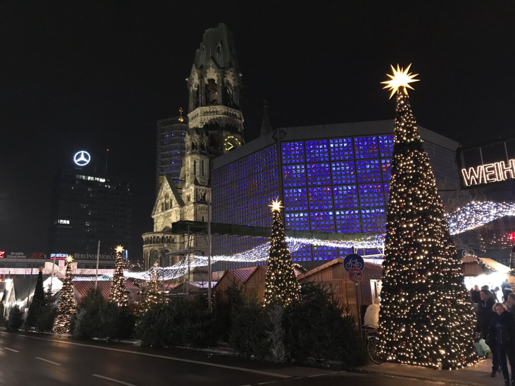 Weihnachtsmarkt unter der Gedächtniskirche in Berlin-Charlottenburg