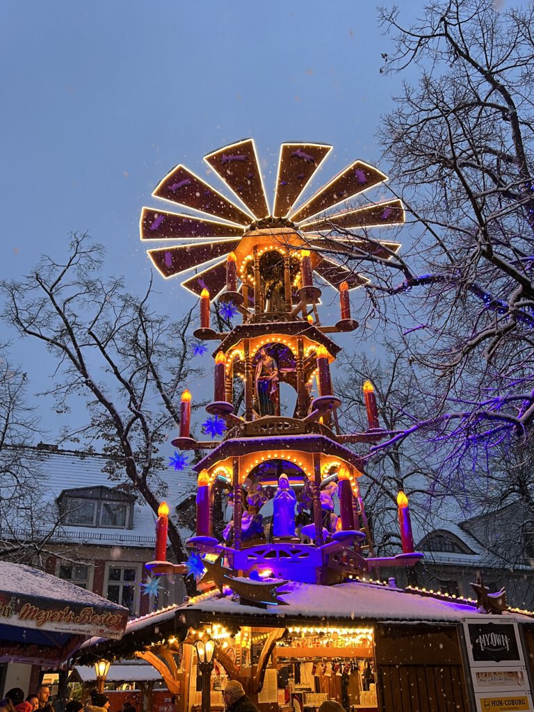 Pyramide auf dem Weihnachtsmarkt "Blauer Lichterglanz" in Potsdam