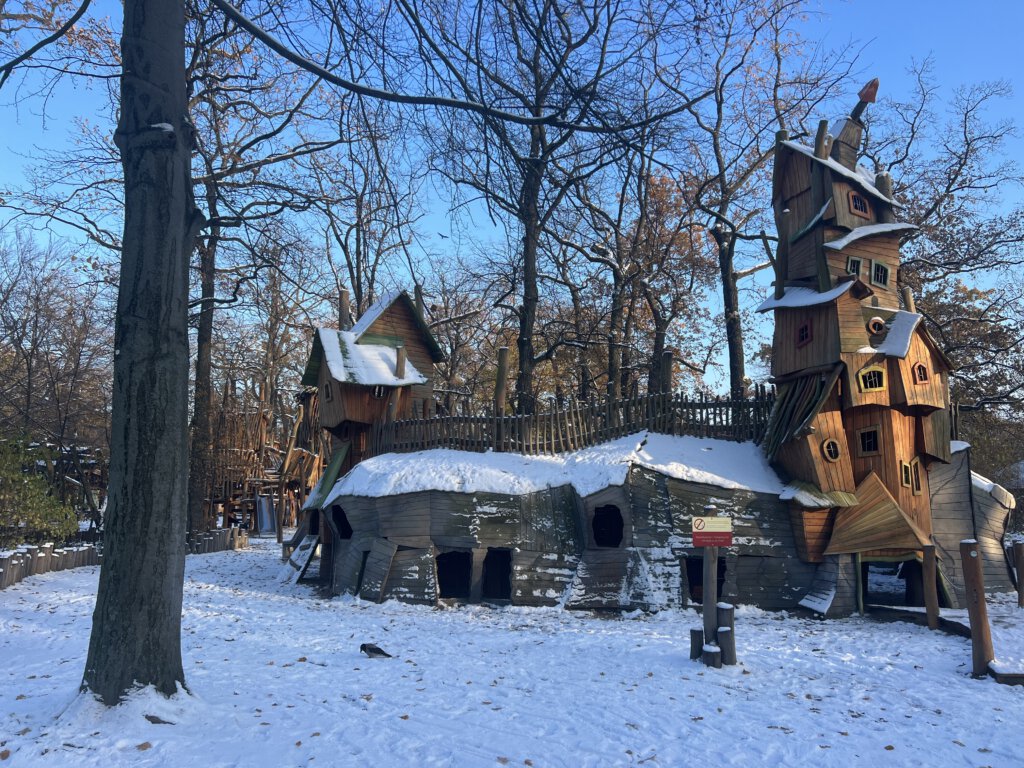 Kinderspielplatz im Zoo Berlin im Winter