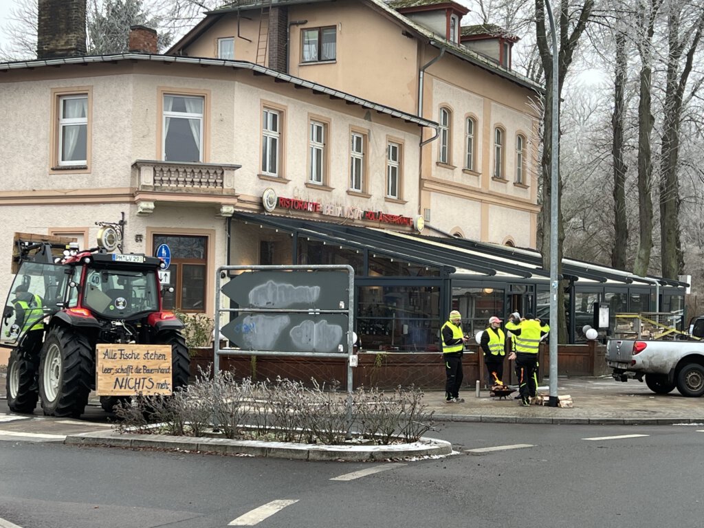 Bauernproteste an einem Kreisverkehr in Potsdam-Mittelmark