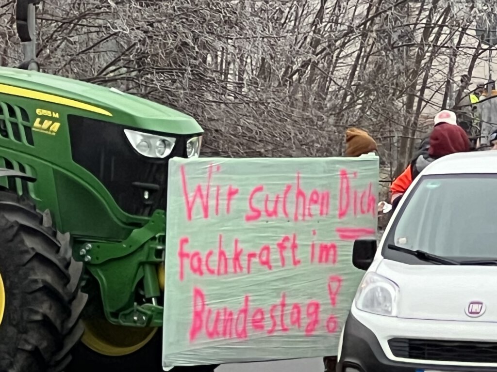Transparent auf einem Traktor. Bauernproteste 2024