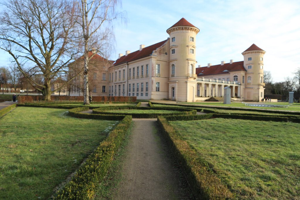 Lustgarten von Schloss Rheinsberg mit Blick auf die Schlosstürme