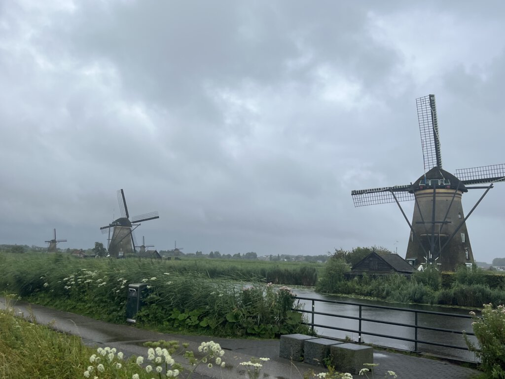 Kinderdijk: Zwei von acht Windmühlen aus Ziegelstein