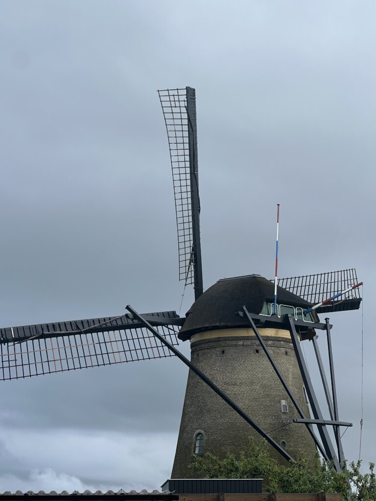 Kinderdijk: Windmühle aus Ziegelstein auf dem Nederwaard-Polder