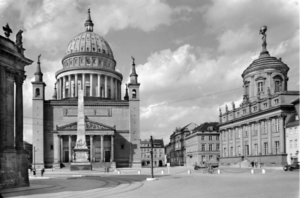 Nikolaikirche und Altes Rathaus in Potsdam vor 1945