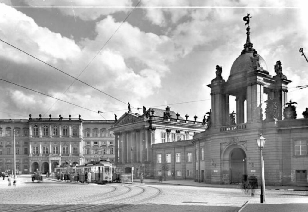 Stadtschloss Potsdam und Palais Barberini vor 1945