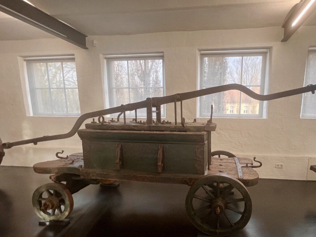 Feuerlöschwagen in der Schlossremise von Schloss Paretz