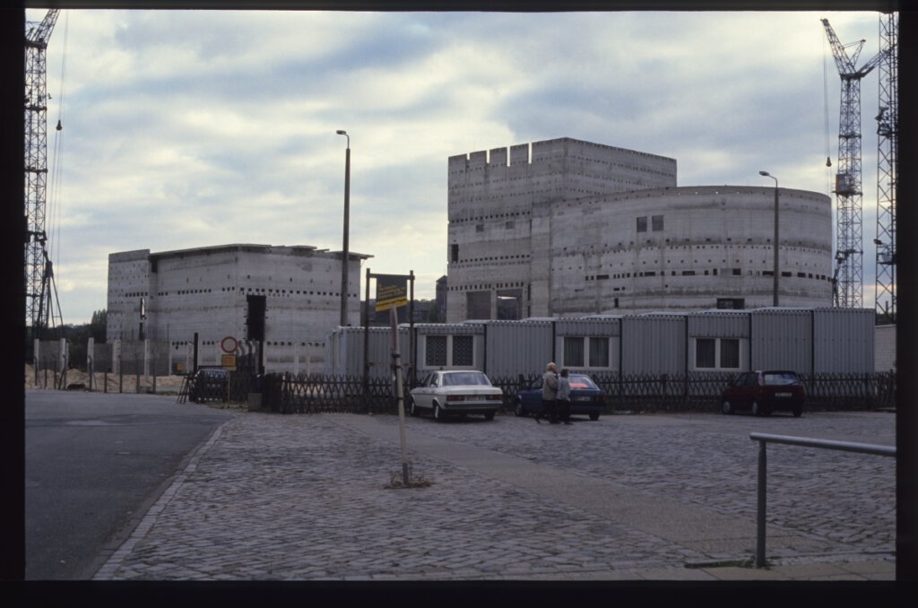 Theaterneubau am Alten Markt in Potsdam in den 1980er-Jahren der DDR. Foto von 1989/90