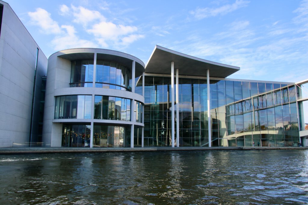 Blick über die Spree zum Marie-Elisabeth-Lüders-Haus