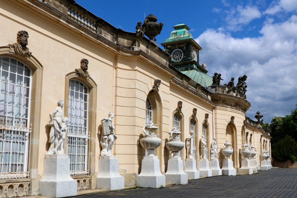 Blick auf die Gartenfassade der Bildergalerie im Park Sanssouci mit den Statuen, den Vasen und den Schlusssteinen antiker Künstler