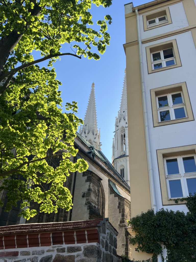Zwillingstürme der Peterskirche in Görlitz mit der umbauten Nordfassade