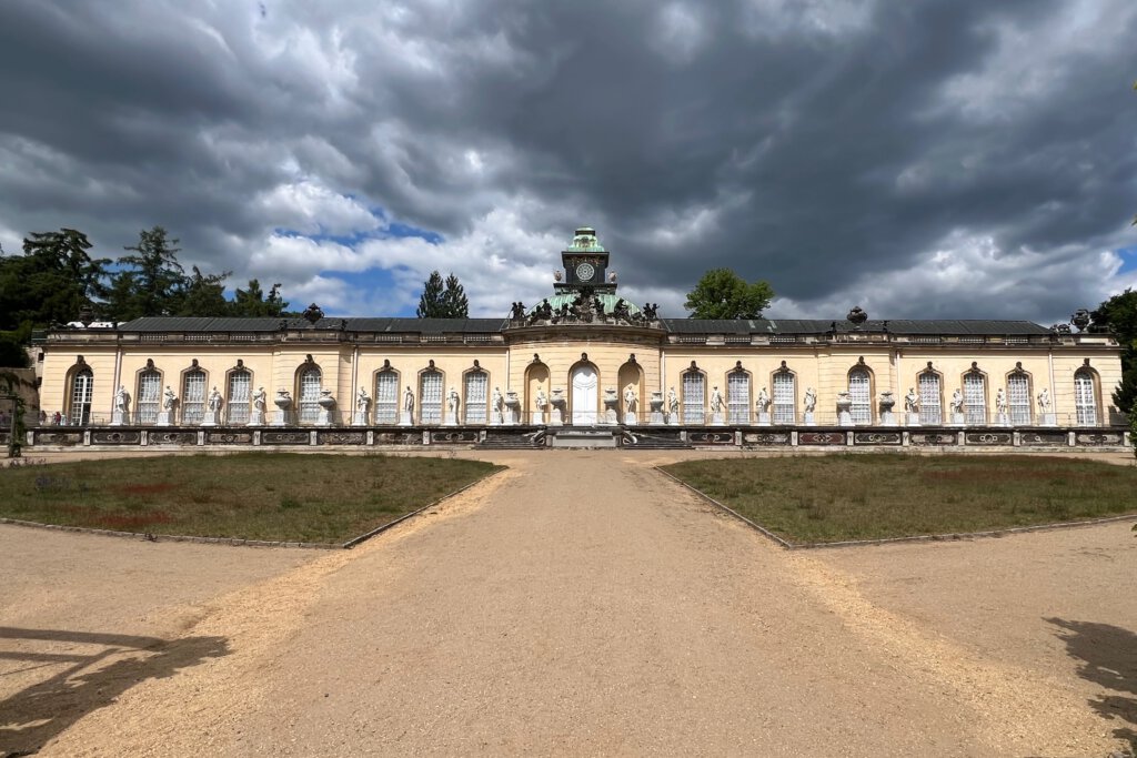 Die Bildergalerie im Park Sanssouci unter einem wolkigen Himmel. Dieses Wetter ist für den Besuch der Galerie empfehlenswert