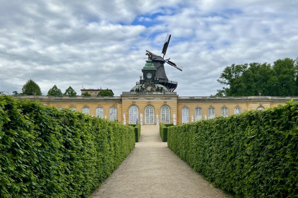 Neue Kammern im Schloss Sanssouci. Blick durch die schön gepflegten Hecken auf die Gartenseite