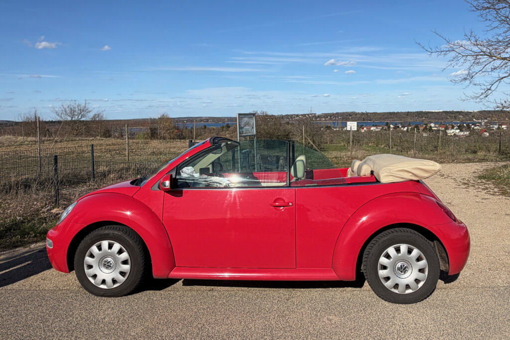 Beetle Cabrio in Rot mit cremefarbenen Sitzen.