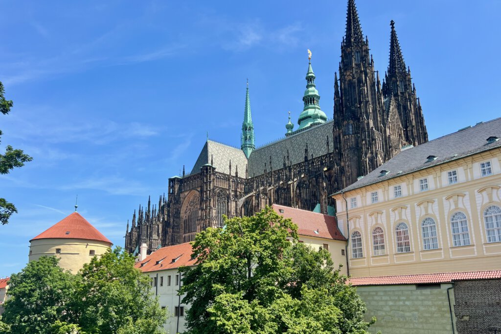 Die Prager Burg liegt auf dem Hradschin: Hier siehst du den Veitsdom und einen Teil des Präsidentenpalasts