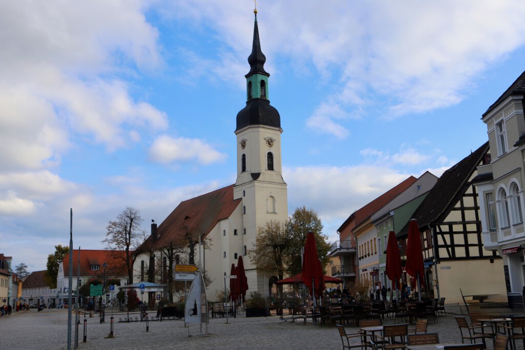 Blick auf den Turm der Sankt-Nikolai-Kirche in Lübbenau. Sie steht auf dem historischen Marktplatz