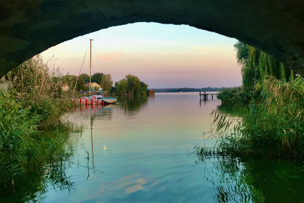 Blick durch die Inselbrücke von Werder (Havel) auf das Havelwunder: Das Segelboot wurde von Künstlern gestaltet