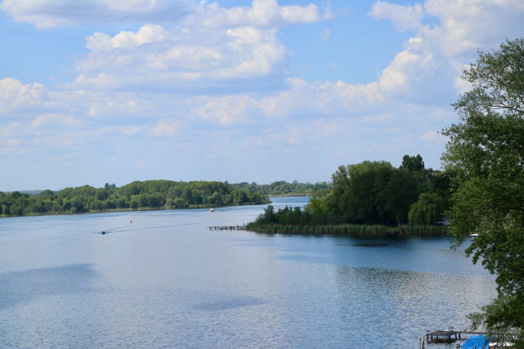 Die Havel schlängelt sich zwischen Töplitz und Ketzin durch eine Auenlandschaft. Die Ufer sind mit Bäumen und Sträuchern bewachsen.