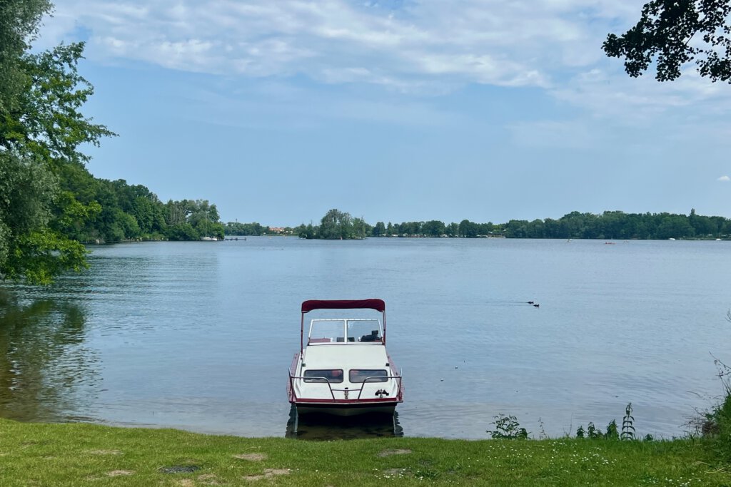 Wax Dreikieler: Unser DDR-Oldieboot liegt an einem wilden Strandabschnitt des Glindower Sees.