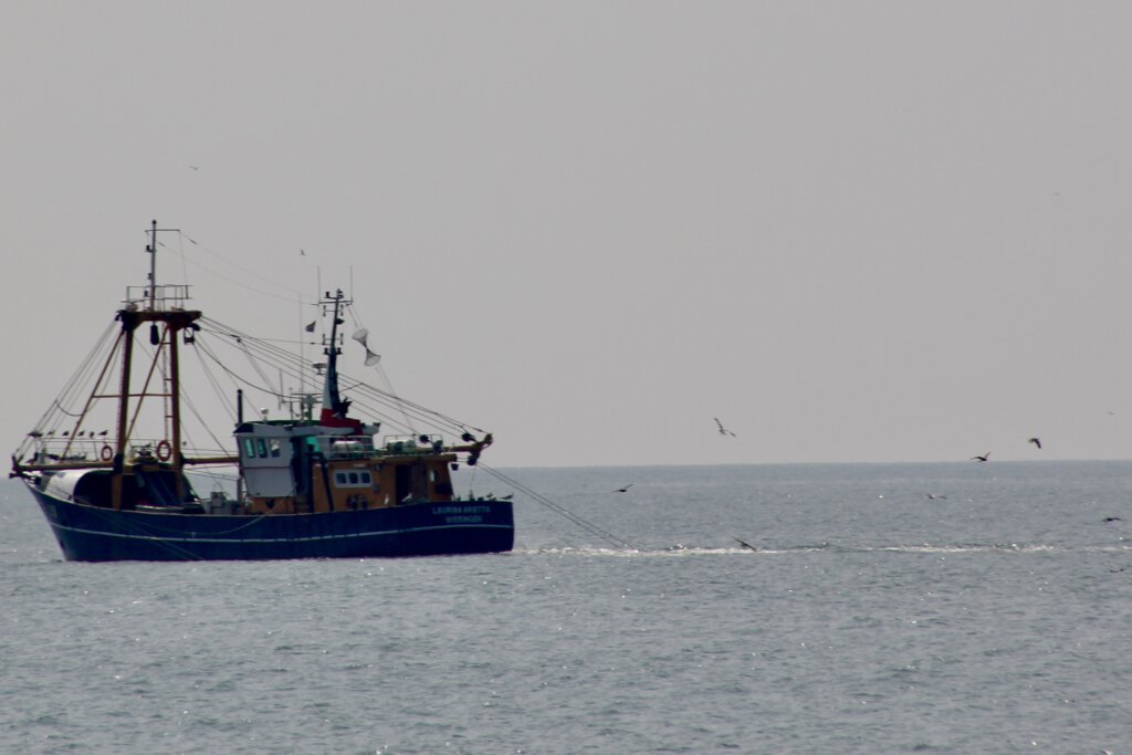 Ein Fischkutter arbeitet vor der Küste von Noord-Holland bei Callantsoog