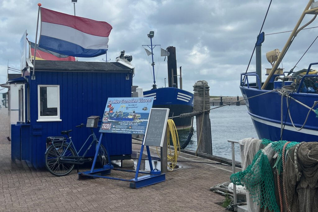 Informationsstand der Garnelenfischer im Hafen von Oudeschild
