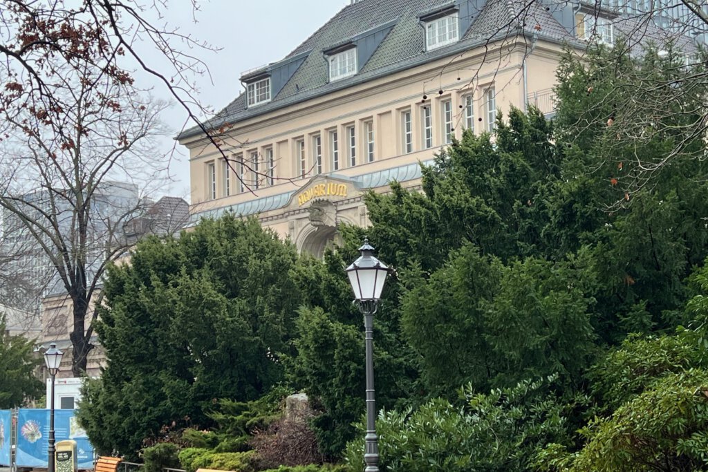 Aquarium Berlin, Zugang vom Zoologischen Garten. Auf diesem Foto verbirgt sich die Fassade hinter sattem Grün