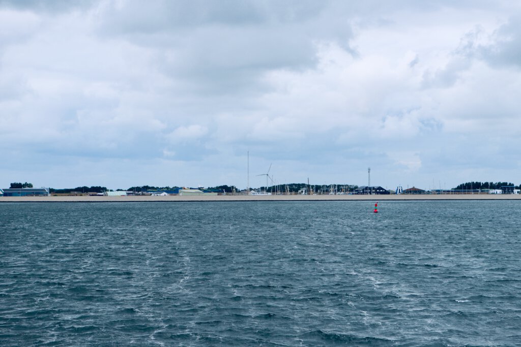 Wir blicken vom Wattenmeer auf die Einfahrt in den Hafen von Oudeschild auf Texel