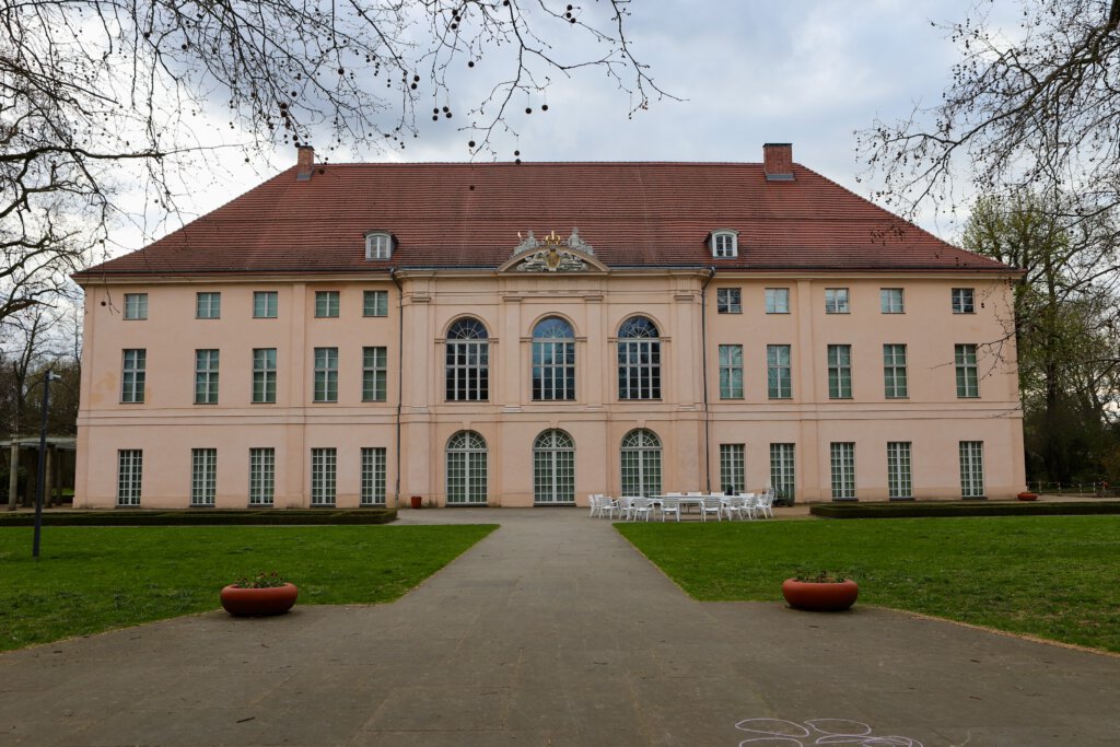 Blick auf die Gartenseite von Schloss Schönhausen in Berlin, historische Fassade mit Parkanlage
